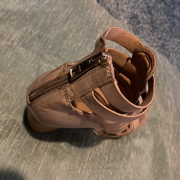 Size 10 - Picture 2 of 3